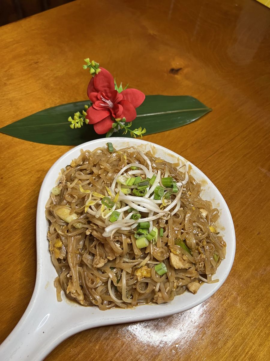 Chicken pad thai topped with bean sprouts